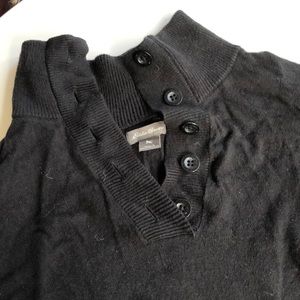 Eddie Bauer women’s button detail sweater Large